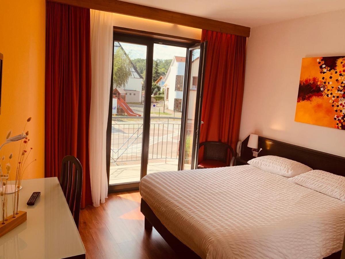 Logis Hotel Restaurant Au Lion Rouge Бартенхейм Экстерьер фото
